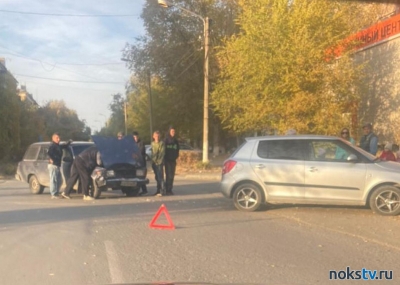Жигули и Skoda столкнулись на перекрестке в Новотроицке