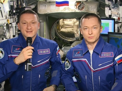 «Обнимаем и жмём руки, друзья!». Российские космонавты с МКС поздравили военнослужащих с Днём защитника Отечества (Видео)