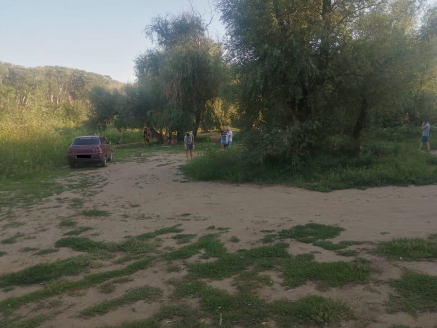 На берегу реки Урал под колеса иномарки попал ребенок