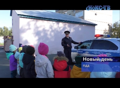 Сотрудник госавтоинспекции приехал в детский сад №29 на своём служебном автомобиле