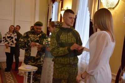 В Оренбурге провели торжественную регистрацию заключения брака для мобилизованных