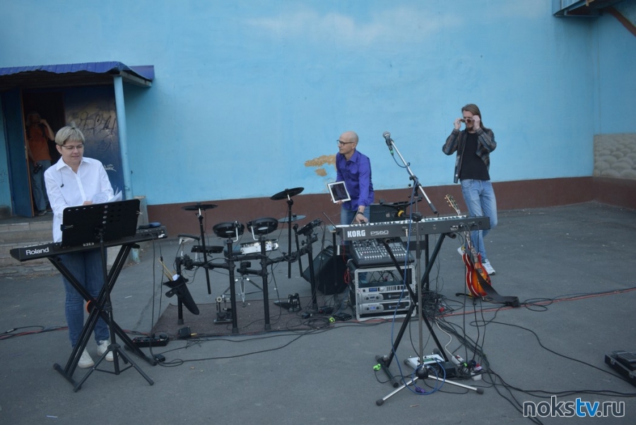 В сквере Молодежного центра творческие коллективы устроили концерт