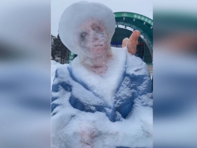 Снегурочка-зомби в российском селе привела местных жителей в ужас