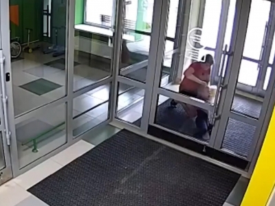Неадекватная жительница Казани избила мальчика в подъезде (Видео)