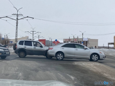В Новотроицке на перекрестке столкнулись Нива и Toyota