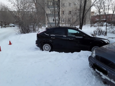 В припаркованный на ул. Уральской «Форд» врезался неизвестный