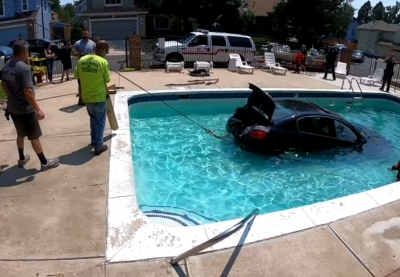 Подросток утопил седан Infiniti в бассейне (Видео)