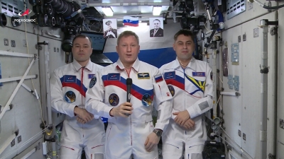 Космонавты МКС поздравили соотечественников с Днем России