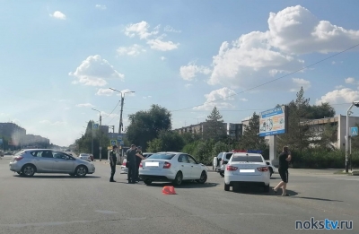 В Новотроицке на перекрестке у городского рынка произошла авария