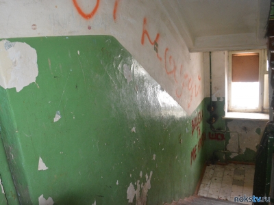 В Новотроицке рецидивист напал на женщину в подъезде общежития