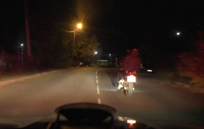 Полицейские устроили погоню за пьяным мотоциклистом (Видео)