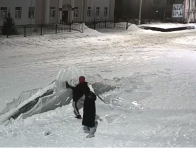 Школьники разрушили ледяную горку за 12 000 рублей