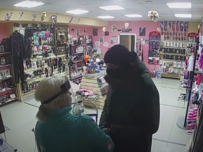 «Не ори. Деньги быстро!». Оренбуржец ограбил секс-шоп. Момент преступления зафиксировала камера видеонаблюдения (Видео)