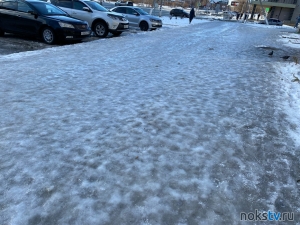 Ходить невозможно. Новотройчане жалуются на покрывшиеся льдом улицы