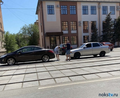 В Новотроицке ВАЗ столкнулся с Peugeot 308 CC