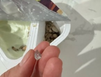 Жительница Оренбурга обнаружила стекло в йогурте