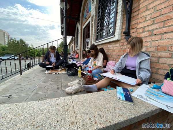 Ученики художественной школы устроили пленэр на территории Петропавловского собора