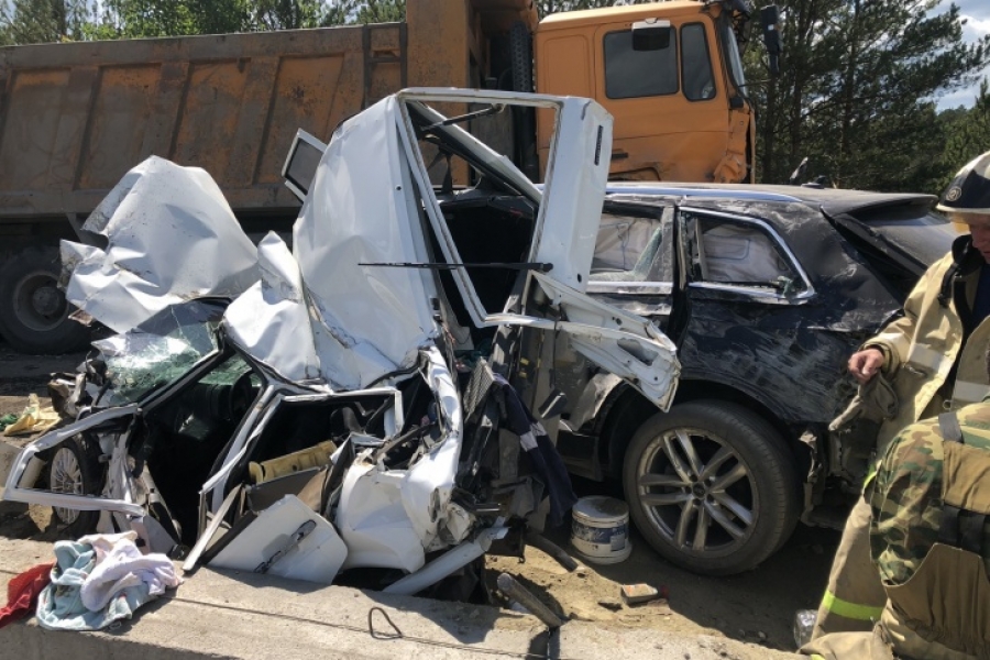 Смерть на трассе: в Челябинской области грузовик протаранил пять машин (Фото и видео 18+)