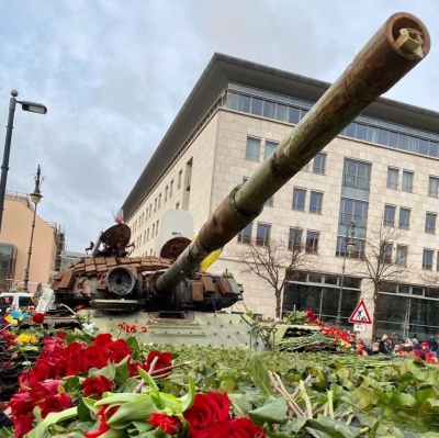 МИД России прокомментировал акцию с цветами у подбитого русского танка в Берлине