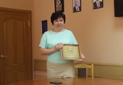 Награды — достойным. Новотроицкая учительница получила от Дениса Паслера сертификат на 100 тысяч рублей