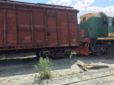 В Оренбуржье два вагона грузового поезда сошли с рельсов