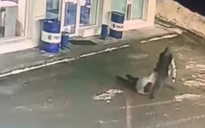 В Оренбурге мужчина затолкал девушку в багажник и увез