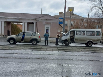 В Новотроицке пассажирская маршрутка столкнулась с иномаркой