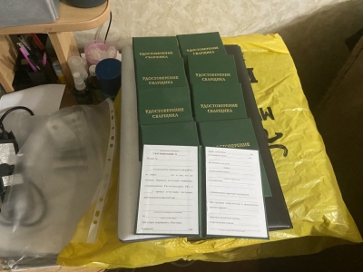 Житель Новотроицка наладил продажу поддельных дипломов и удостоверений