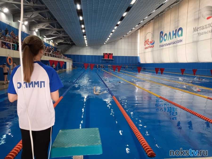 В Новотроицке поэтапно обновляется бассейн «Волна»