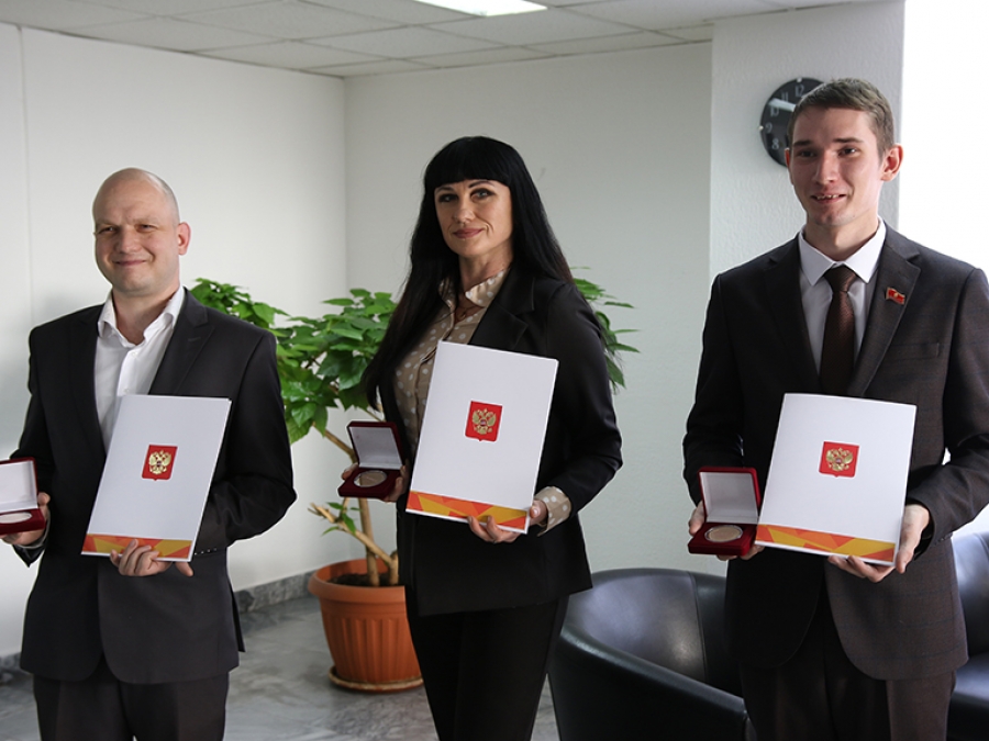 Волонтеров Уральской Стали наградили памятными медалями