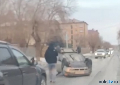 В Новотроицке на дороге перевернулся автомобиль