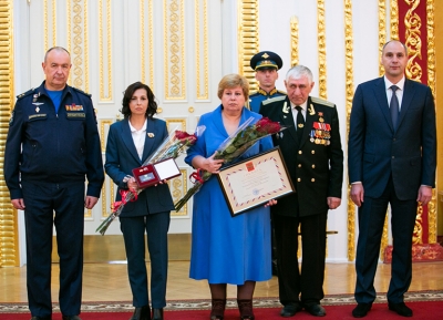 Денис Паслер вручил награды госнаграды семьям оренбургских летчиков, погибших при крушении ИЛ-76