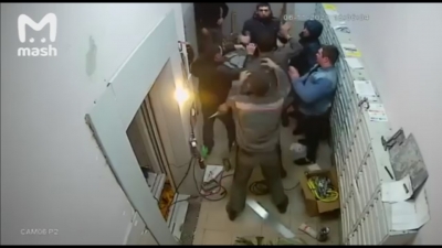 Жильцы дома расстреляли рабочих, которые меняли лифт (Видео)