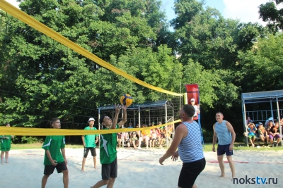 В «Роднике» состоялся матч по волейболу между ветеранами боевых действий, десантниками и участниками смены