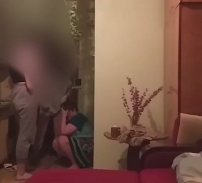 «Ах, мою маму оскорбила?»: Девочки-подростки избили пенсионерку (Видео)