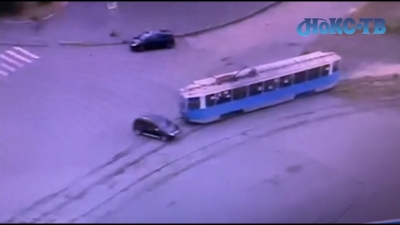 Решил проскочить перед трамваем. ДТП на перекрестке попало на камеру ООО «НоКС»