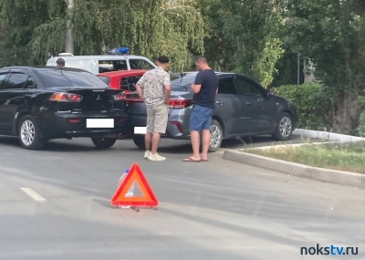 В Новотроицке на парковке не разъехались КИА и Мицубиси