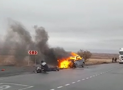 На выезде из Новотроицка произошло смертельное ДТП. Машина загорелась