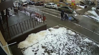 В Воронеже мужчина упал с большой высоты прямо на коляску с младенцем. Инцидент зафиксировали камеры видеонаблюдения (Видео)