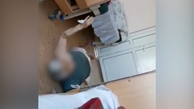 «Мы никому не нужны». Пенсионерку сняли на видео лежащей на полу в уфимской больнице