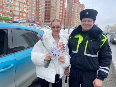 Оренбургские сотрудники ГИБДД дарят женщинам цветы