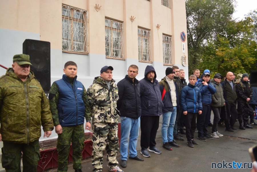 Новотроицк проводил в ряды ВС РФ группу парней, подлежащих частичной мобилизации