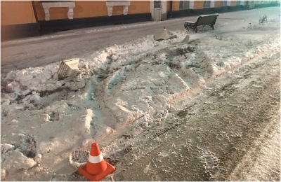 Полицейские объявили в розыск водителя, сбившего бетонный цветочный вазон на Советской