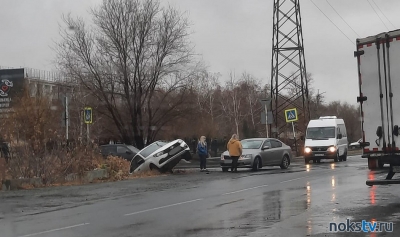 В Новотроицке автомобиль вылетел в кювет