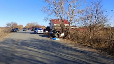 В Оренбурге иномарка врезалась в дерево. Водитель погиб (Фото)