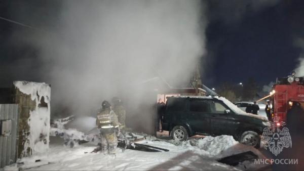 В Новотроицке загорелся гараж и автомобиль. Пострадал человек