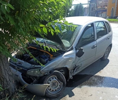 В Новотроицке автоледи на встречке протаранила автомобиль и дерево