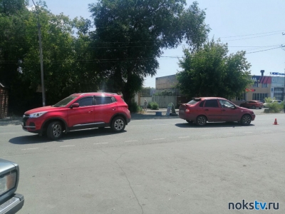 Непредвиденная встреча двух красных автомобилей произошла около хлебзавода