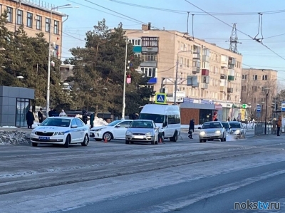 В Новотроицке дорожная полиция работает на месте ДТП