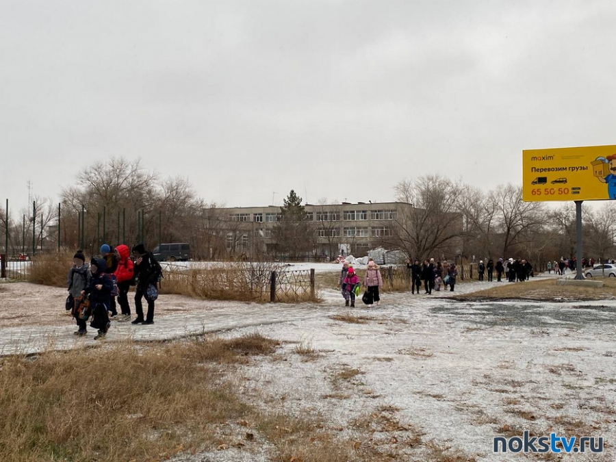 Утро в Новотроицке вновь началось с эвакуации школ